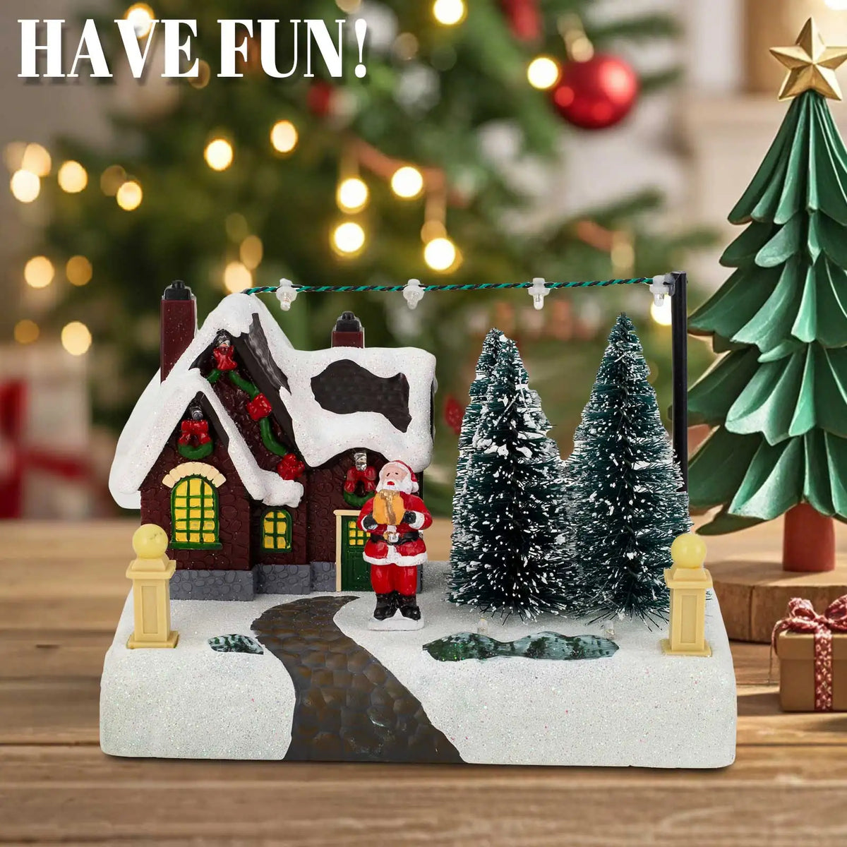 Pueblo navideño iluminado con Papá Noel y árboles